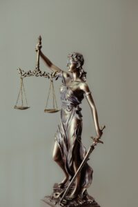 figurine de femme en robe dorée tenant une épée