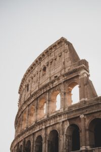 bâtiment en béton brun sous un ciel blanc pendant la journée
