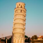 bâtiment en béton blanc sous un ciel bleu pendant la journée