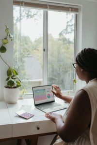 une femme assise à une table utilisant un ordinateur portable