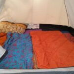Tente avec des textiles colorés, coussins et sacs, ambiance de camping
