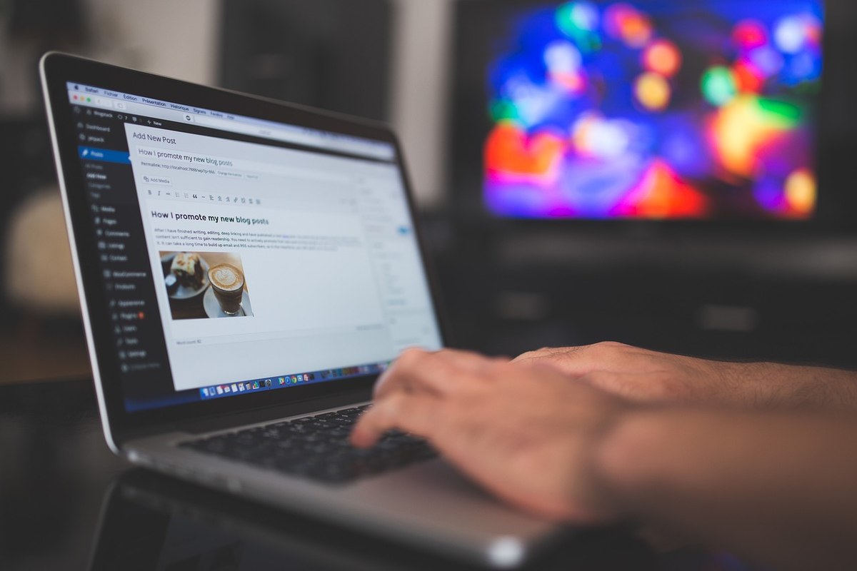 Une personne consultant les statistiques de son site sur un écran