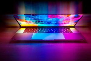 Laptop ouvert affichant un écran aux couleurs vives et un clavier rétroéclairé