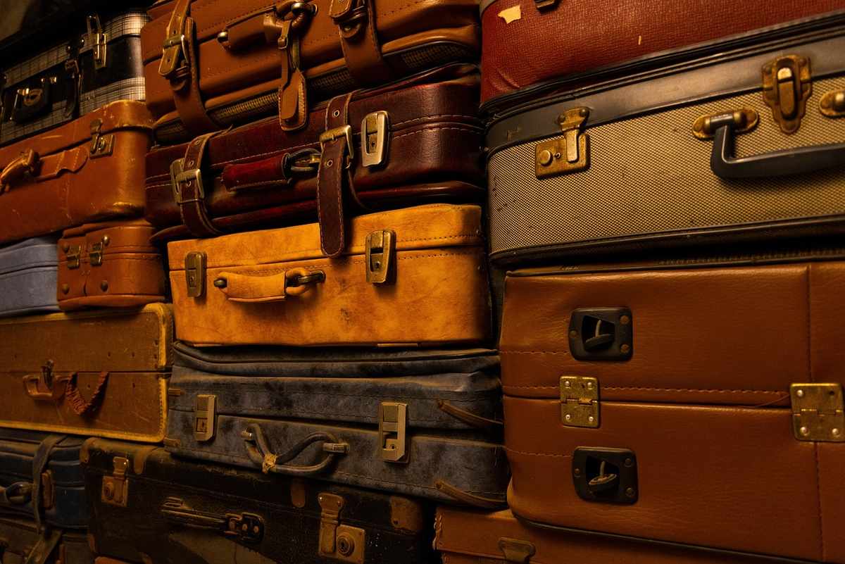 Des valises de différentes couleurs et tailles empilées Des valises de différentes couleurs et tailles empilées