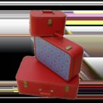 Trois valises empilées, une grande, une moyenne, une petite